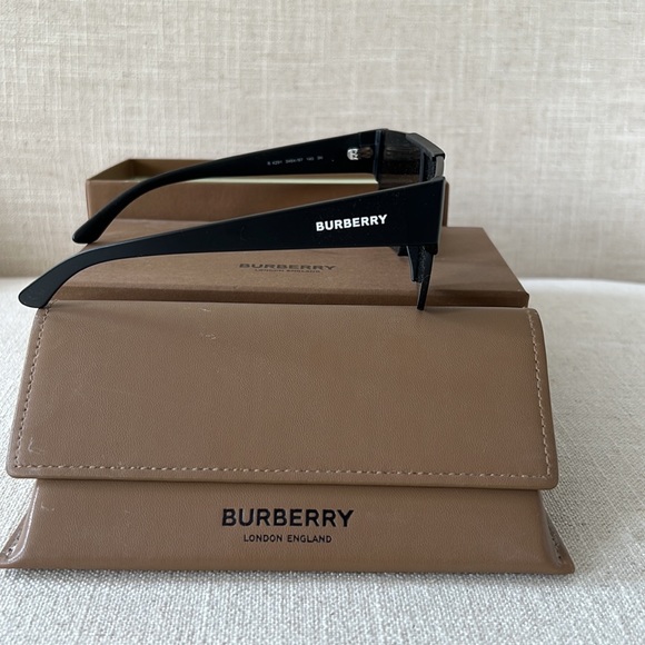 BURBERRY BNWB - Sunglasses - Picture 3 of 6